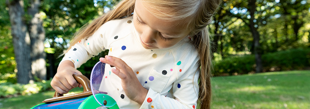 Community health / girl playing with bug catcher