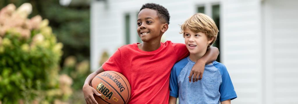 Specialized Visit hero / two boys posing in front of a house with a basketball